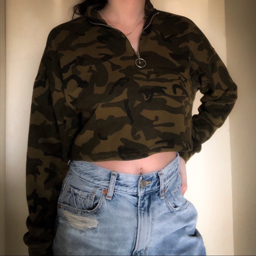 Camo cropped pullover shirt